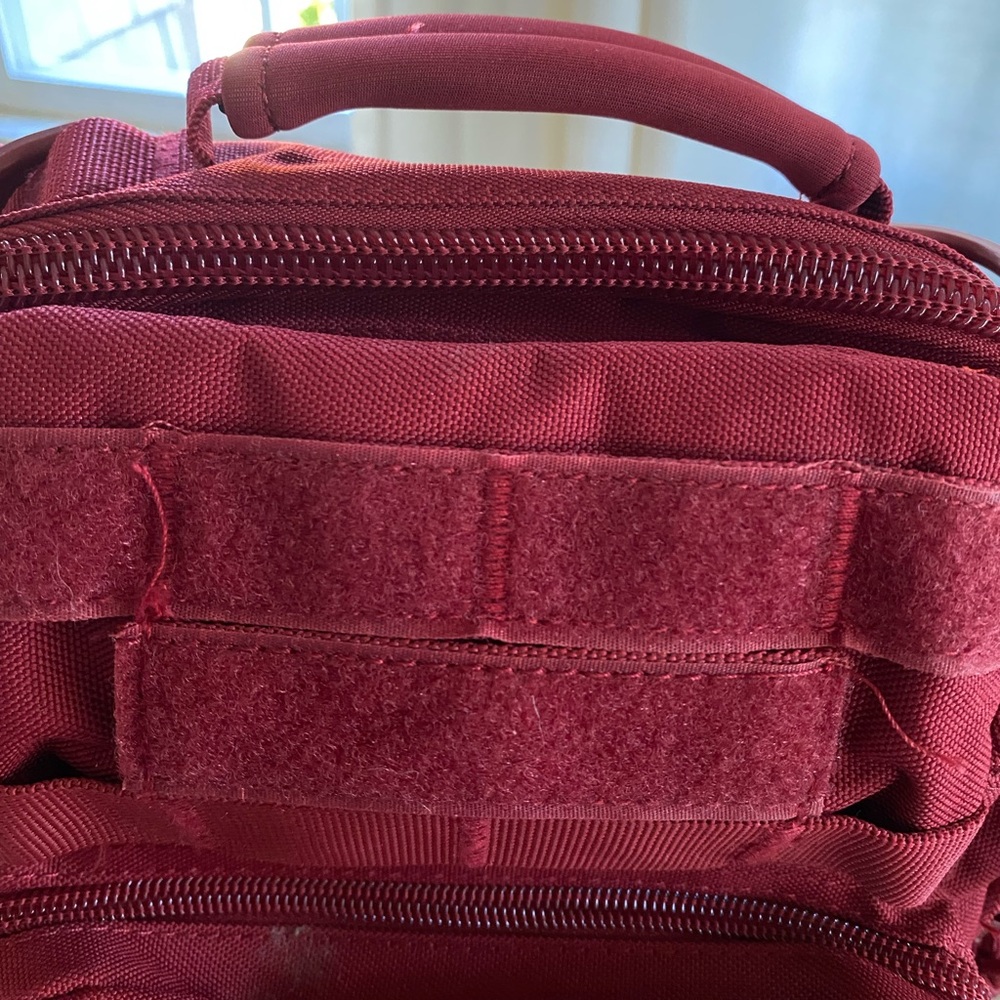 New Highlands Men's Eagle Tactical Sling Pack Color Burgundy - Picture 6 of 9